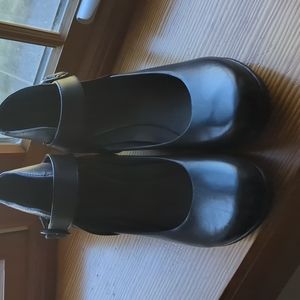 Women's Dansko shoe with buckle. size 41 which converts to approximately 9 1/2